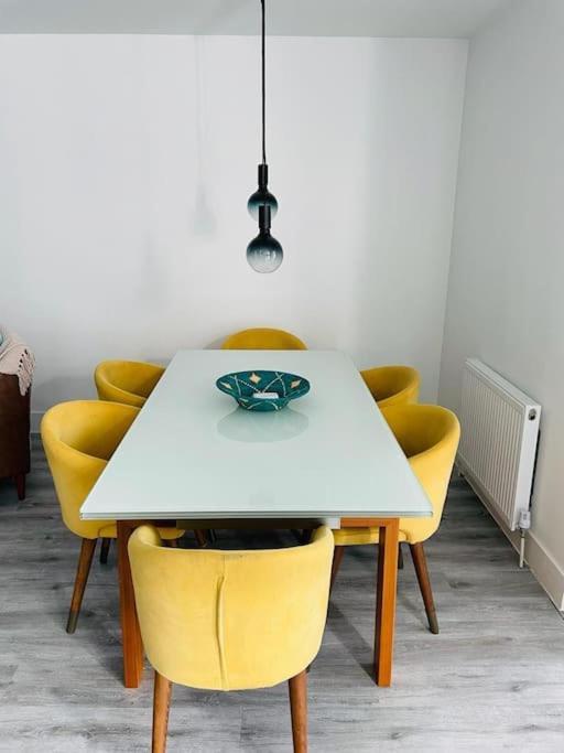 شقة Stunning Huge Openplan 2Bed Flat ووكينغ المظهر الخارجي الصورة