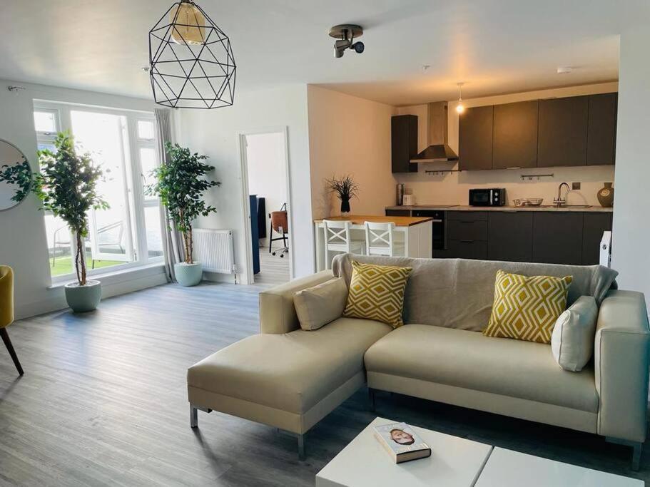 شقة Stunning Huge Openplan 2Bed Flat ووكينغ المظهر الخارجي الصورة